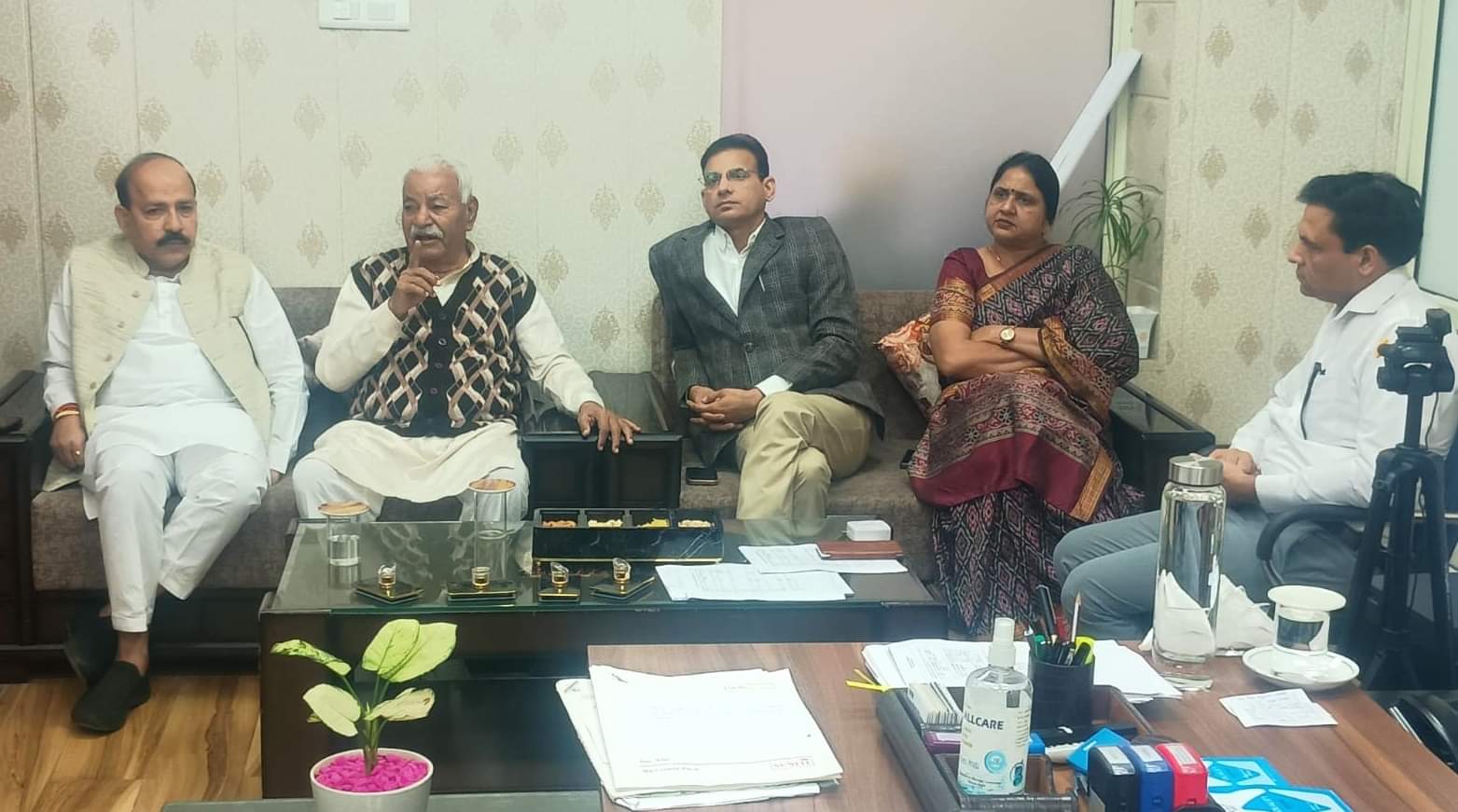 नगर निगम अधिकारियों व मेयर के साथ बैठक करते विधायक घनश्याम दास। प्रवक्ता