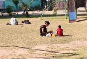 नेहरू पार्क में धूप सेकते लोग। संवाद