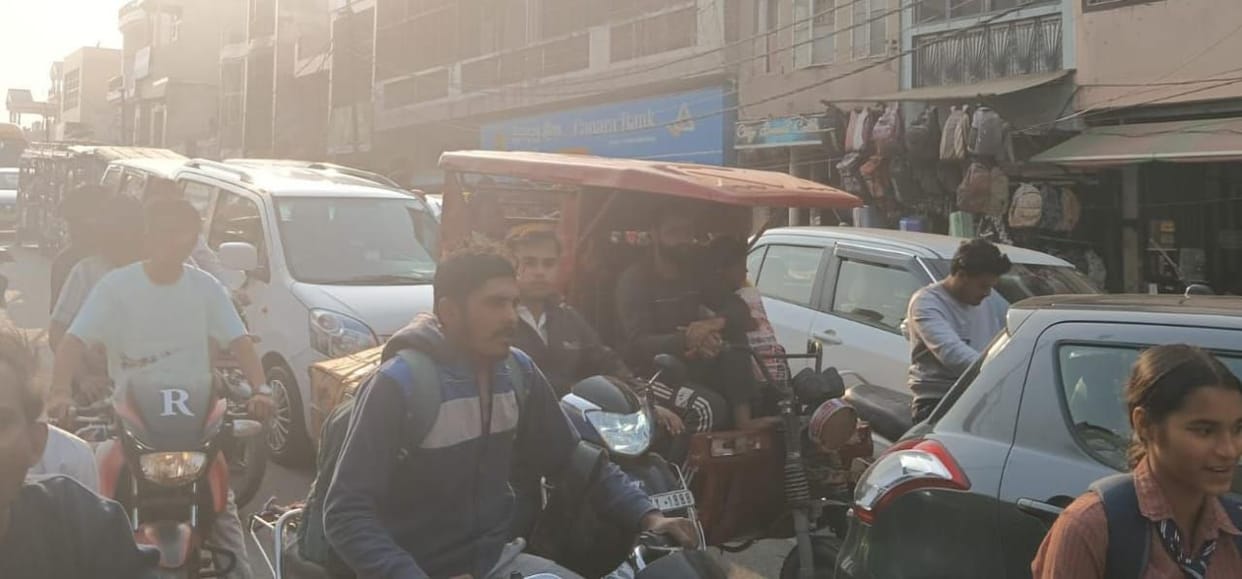 Gandhi Road jammed, traffic halted due to entry of heavy vehicles