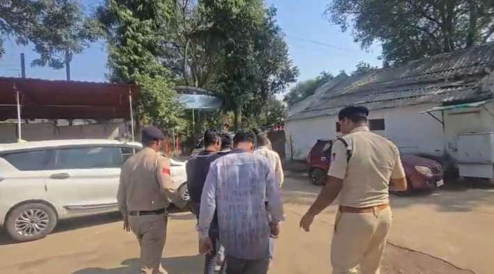 पुलिस गिरफ्त में आरोपी।