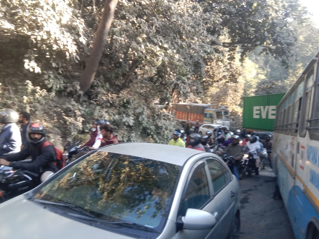 Trolley breaks down on national highway, causing traffic jam for several hours