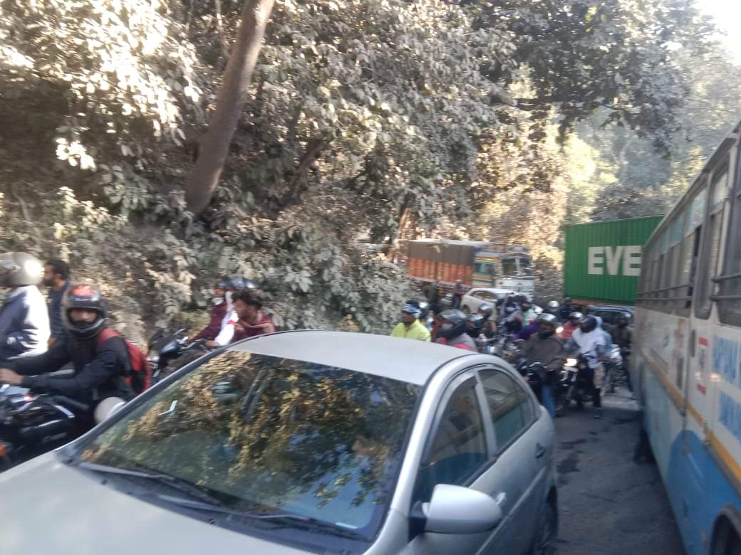 पांवटा साहिब रोड के लाल ढांग पर लगे जाम में फंसे वाहन चालक। संवाद