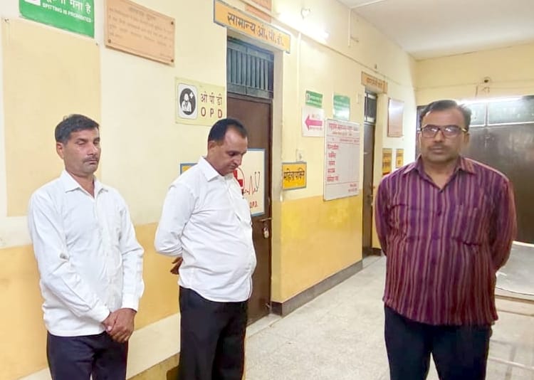 Outpost in-charge arrested for accepting bribe of Rs 20,000, middleman also arrested