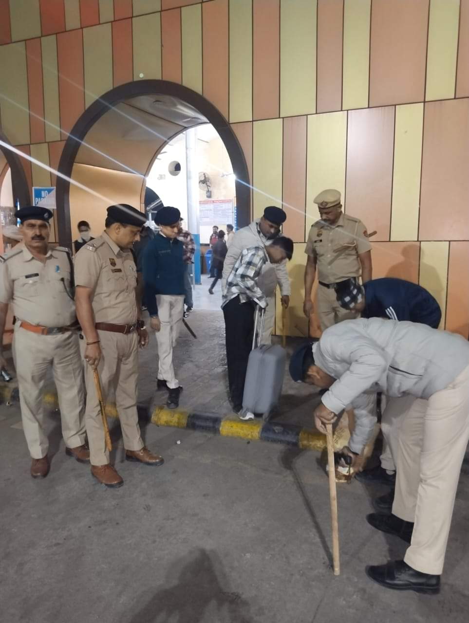 रेलवे स्टेशन के बाहर लोगों के सामान की जांच करती जीआरपी। संवाद