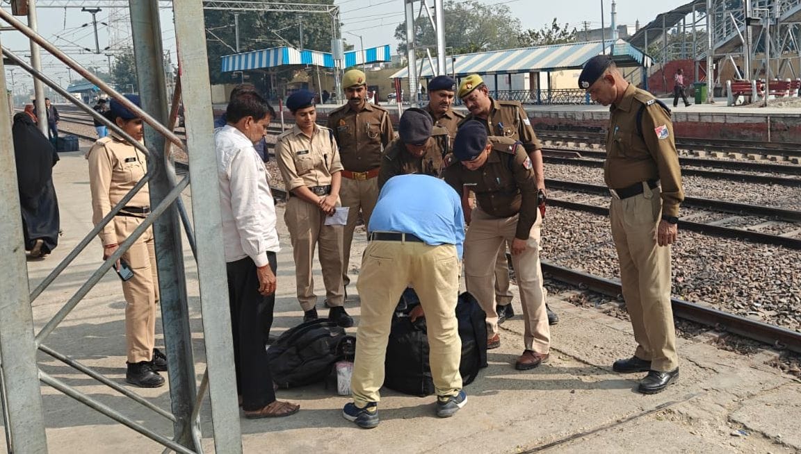 The district is on alert on Wednesday due to the bomb blast, checking from the road to the station.