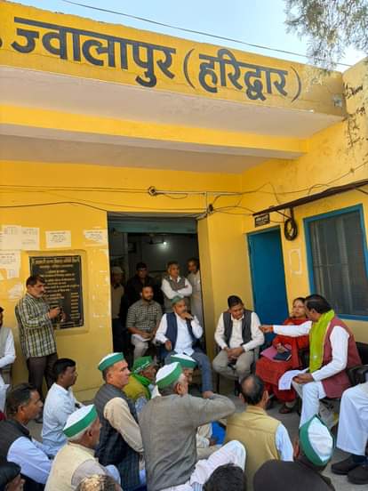 Farmers got angry when the Joint Sugarcane Commissioner opened the lock of the office.