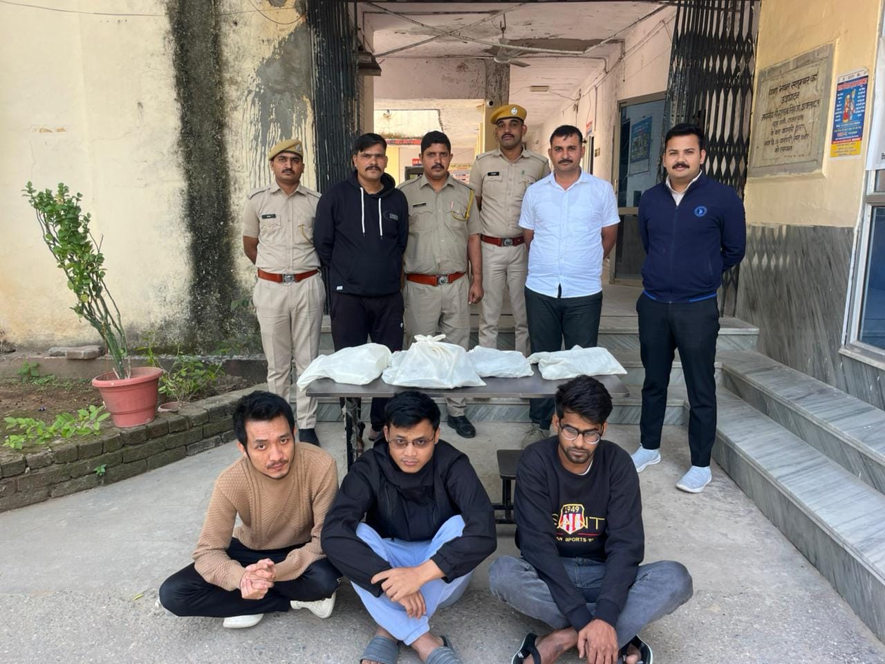 पुलिस की गिरफ्त में आरोपी