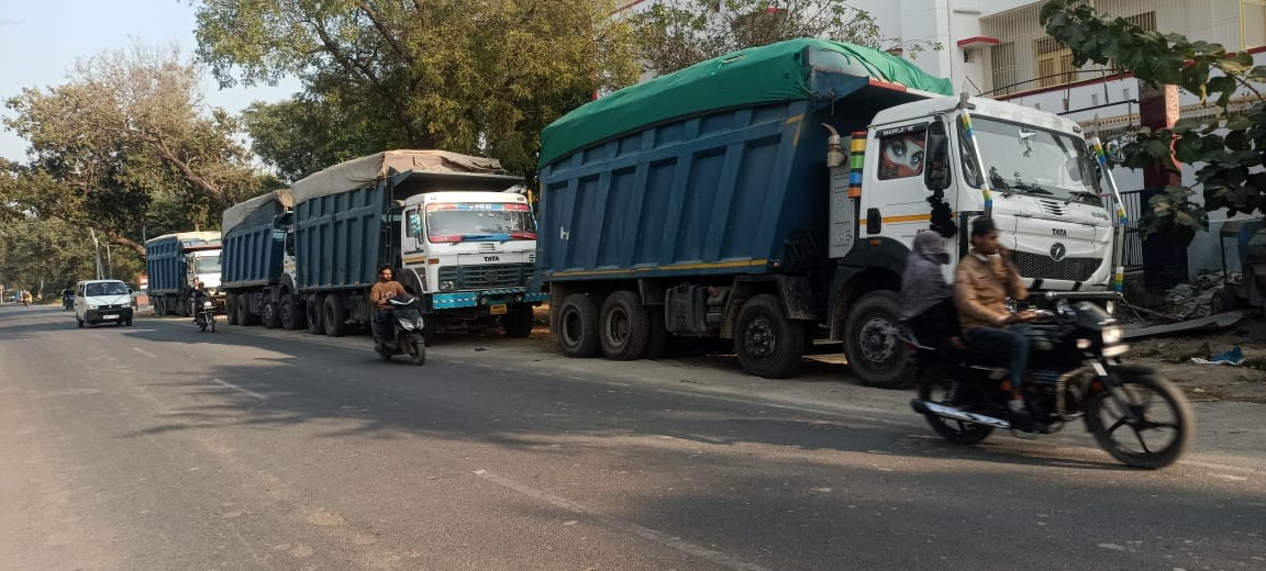Six sand-laden dumpers without number plates seized