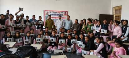 The faces of the students blossomed as soon as they received the tablet.