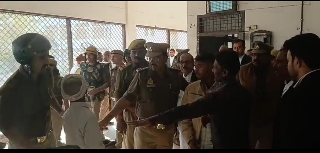 After the Delhi blast, the Ayodhya border is under increased vigilance and a close watch is on suspects.