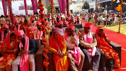 मुख्यमंत्री सामूहिक विवाह योजना में मौजूद दुल्हा-दूल्हन ( फाइल)