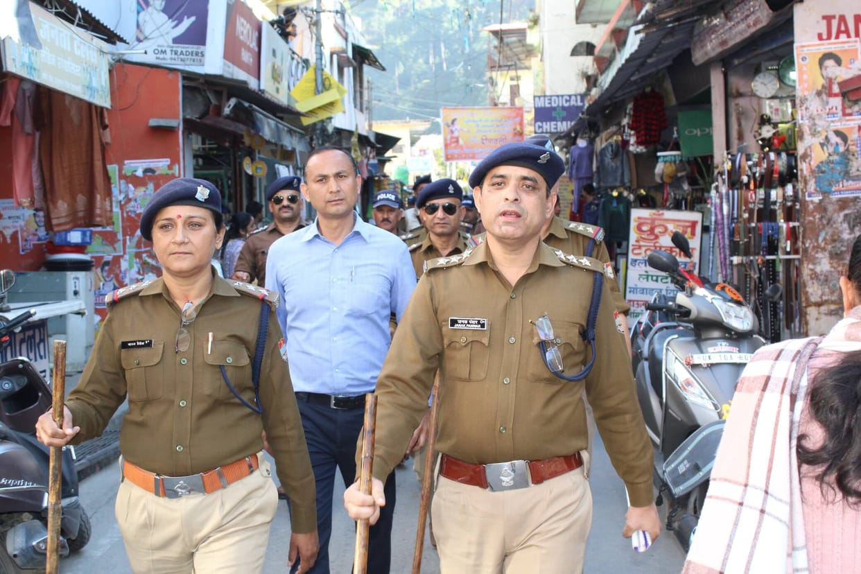 After the Delhi incident, the police carried out a flag march in the city area.