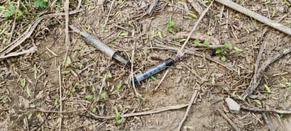 At the shepherd's signal, the drug network... as soon as he shouted 'Hurrar', the smuggler ran over and handed over a packet of drugs.