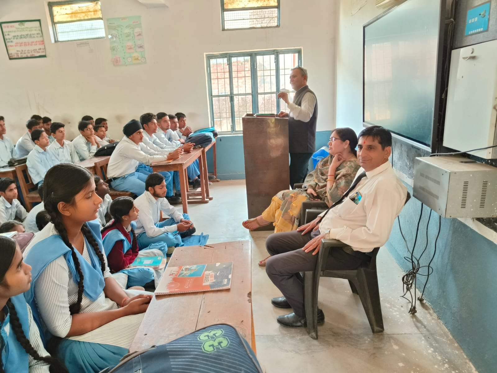 विद्यार्थियों को जानकारी प्रदान करते मुख्य वक्ता। स्कूल