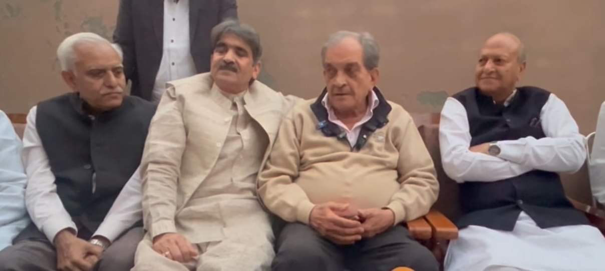 विद्यानगर में पत्रकार वार्ता को संबोधित करते कांग्रेस नेता बिरेंद्र सिंह।