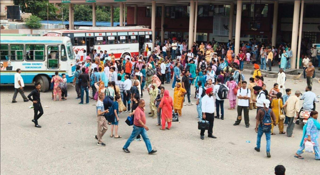 यमुनानगर बस स्टैंड पर लगी लोगों की भीड़। संवाद