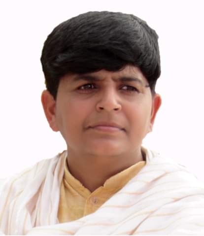 Leaving her job as a professor, she teaches self-defense techniques to girls.