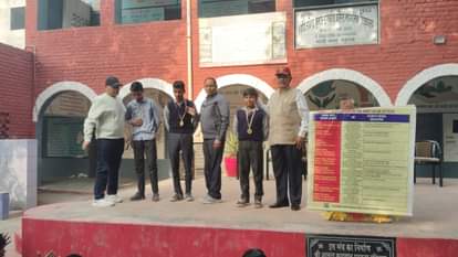 Students were honored for answering questions correctly.