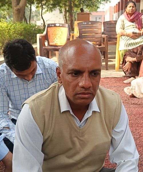 Teachers sit on strike, say no classes until arrest