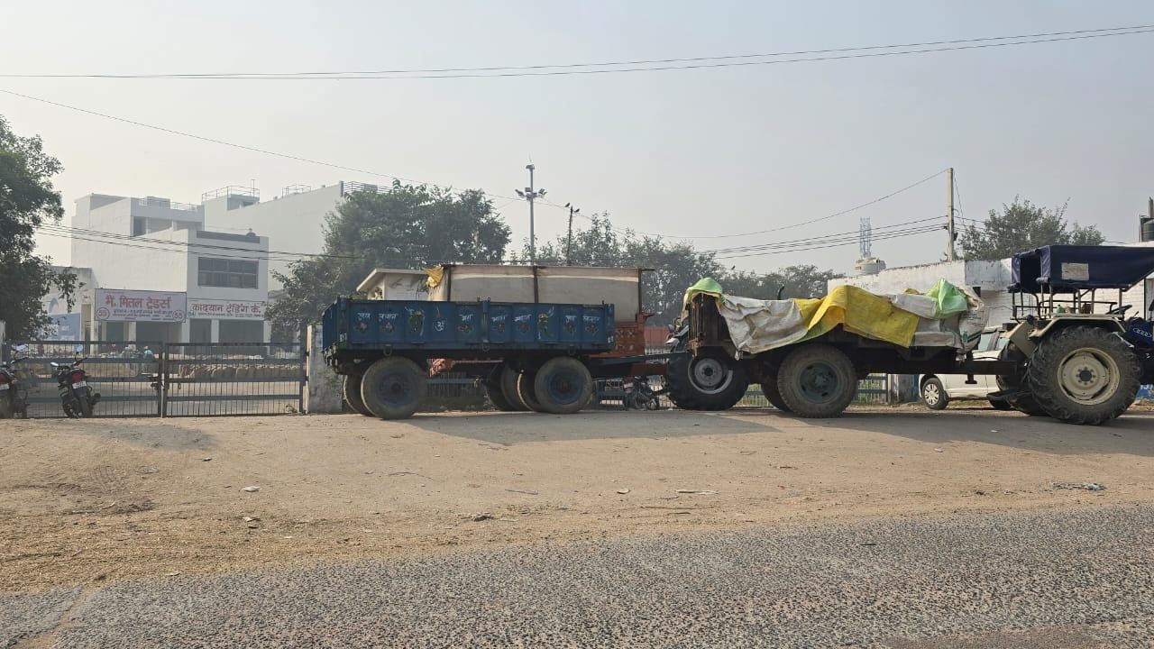 Due to the lifting, tractors of farmers carrying crops were not allowed to enter Jhajjar grain market.