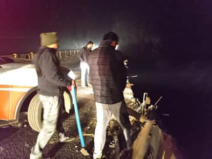 Mandla New: Truck loaded with rice falls into the river from Babaiha bridge