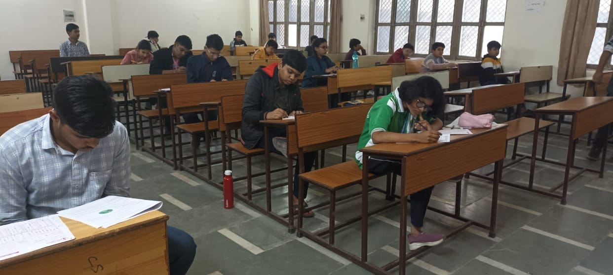Hundreds of students participated in the Amar Ujala National Olympiad.