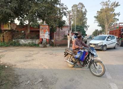 There are no means to manage traffic at intersections, causing fear of accidents.