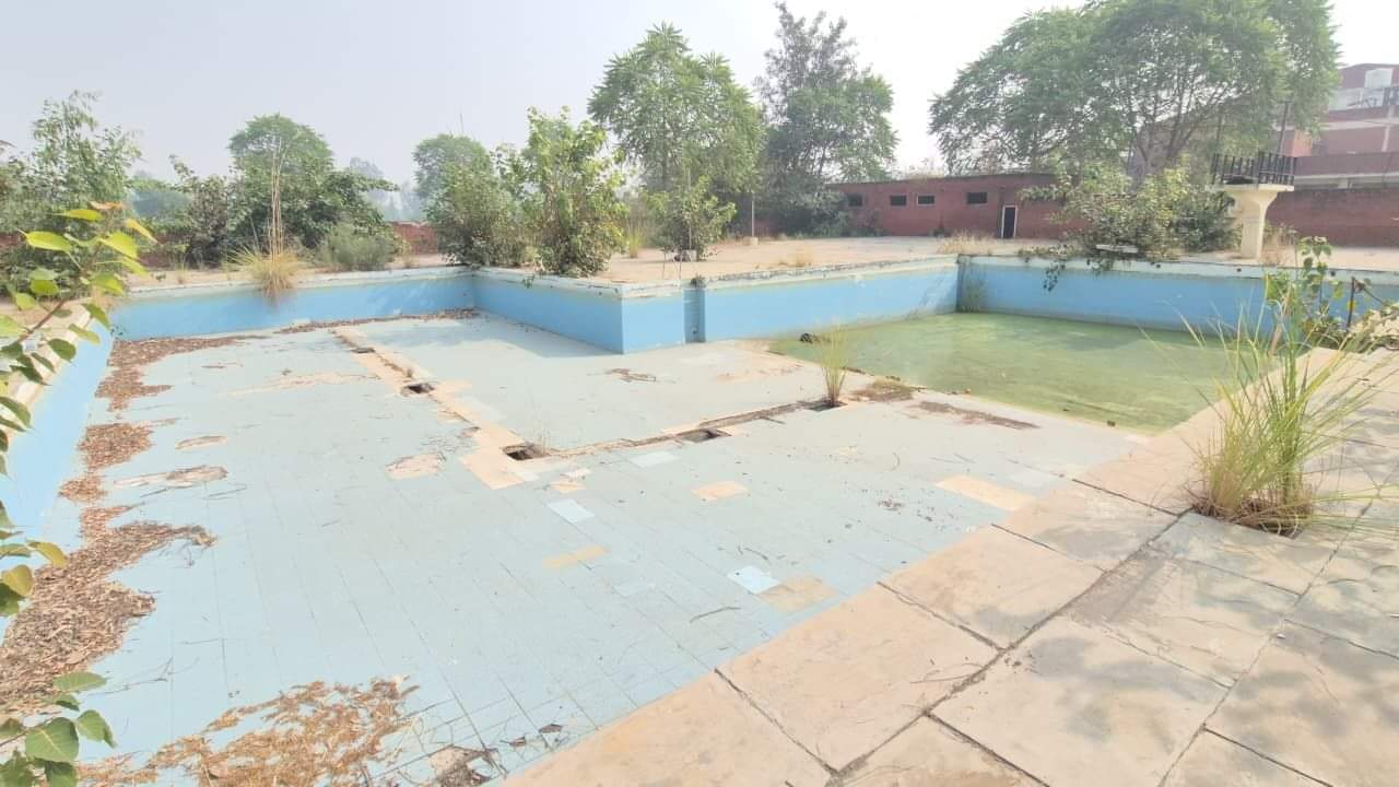 भीम खेल परिसर में स्थित खस्ताहाल  तरणताल। 