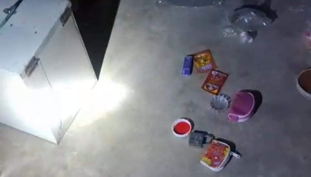 चोरी के बाद बिखरा पड़ा घर का समान।