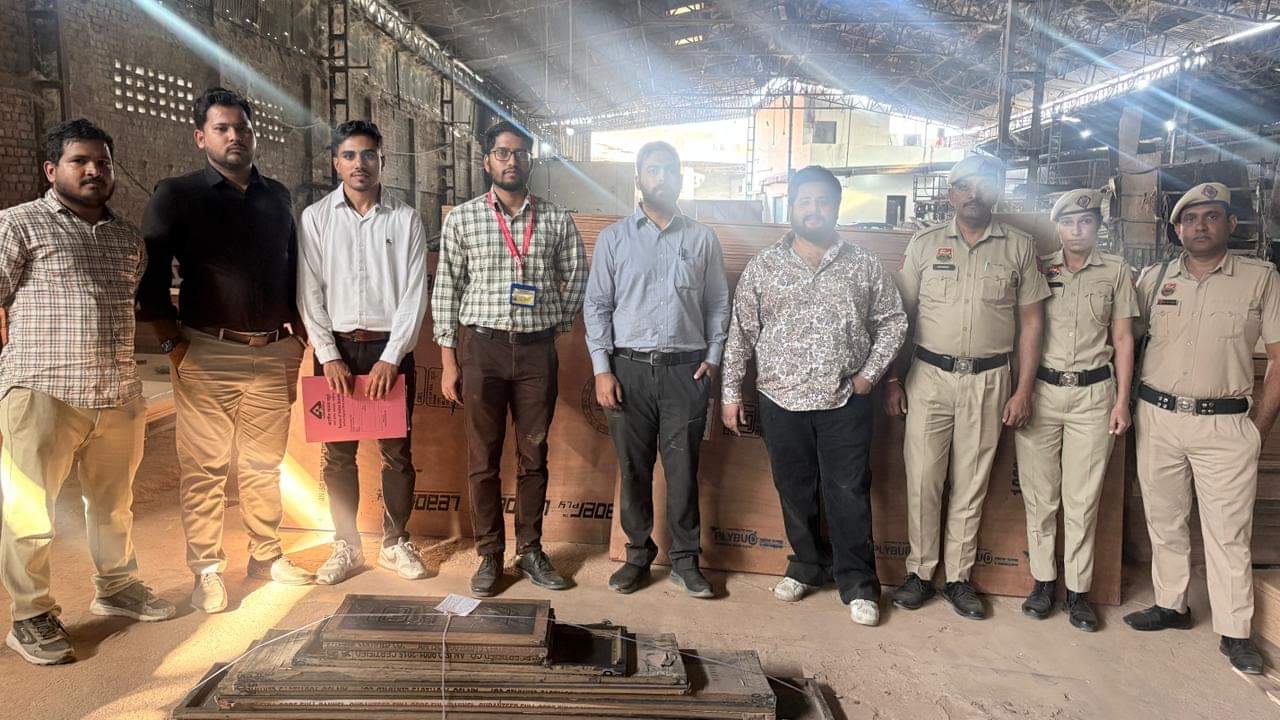 छापेमारी के दौरान  भारतीय मानक ब्यूरो की टीम की टीम। विभाग