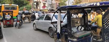 Vehicles crawl for hours in Bindki, people suffer due to encroachment and illegal parking