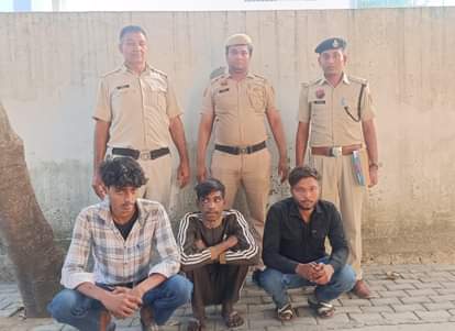 Youth's mobile snatched by snatching, three accused arrested