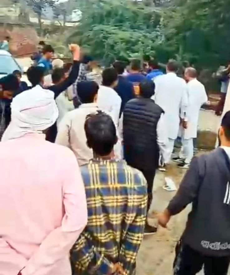 गांव खरक में हाथापाई करते रामपाल के समर्थक और ग्रामीण।