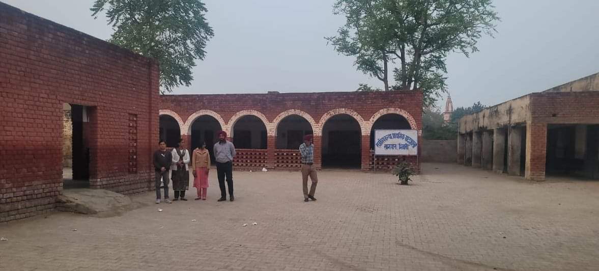 गांव सागवान के राजकीय कन्या प्राथमिक पाठशाला में जांच करते सीबीआई अधिकारी।