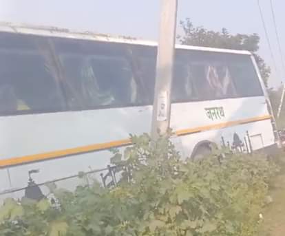 Bus falls into ditch on highway, nine injured