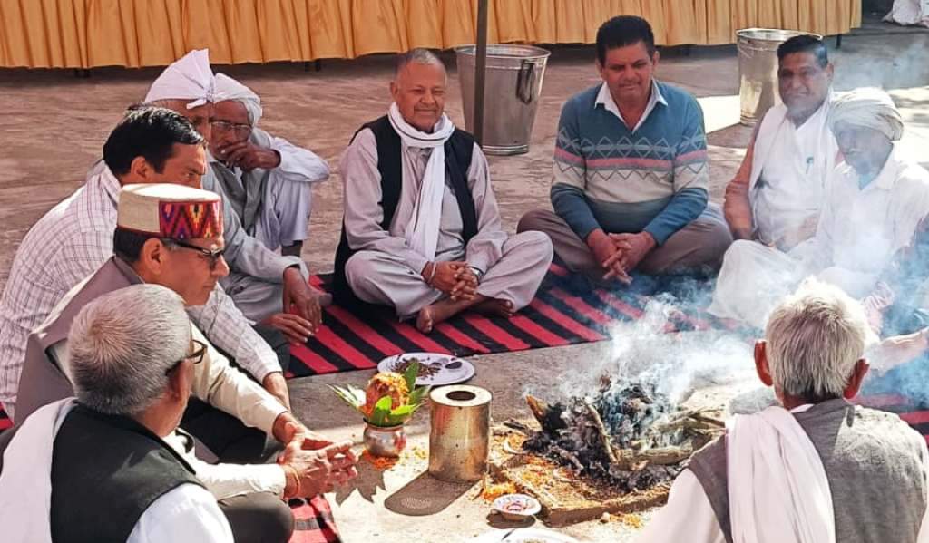 हवन यज्ञ के दौरान मौजूद आश्रम के पदाधिकारी। स्वयं