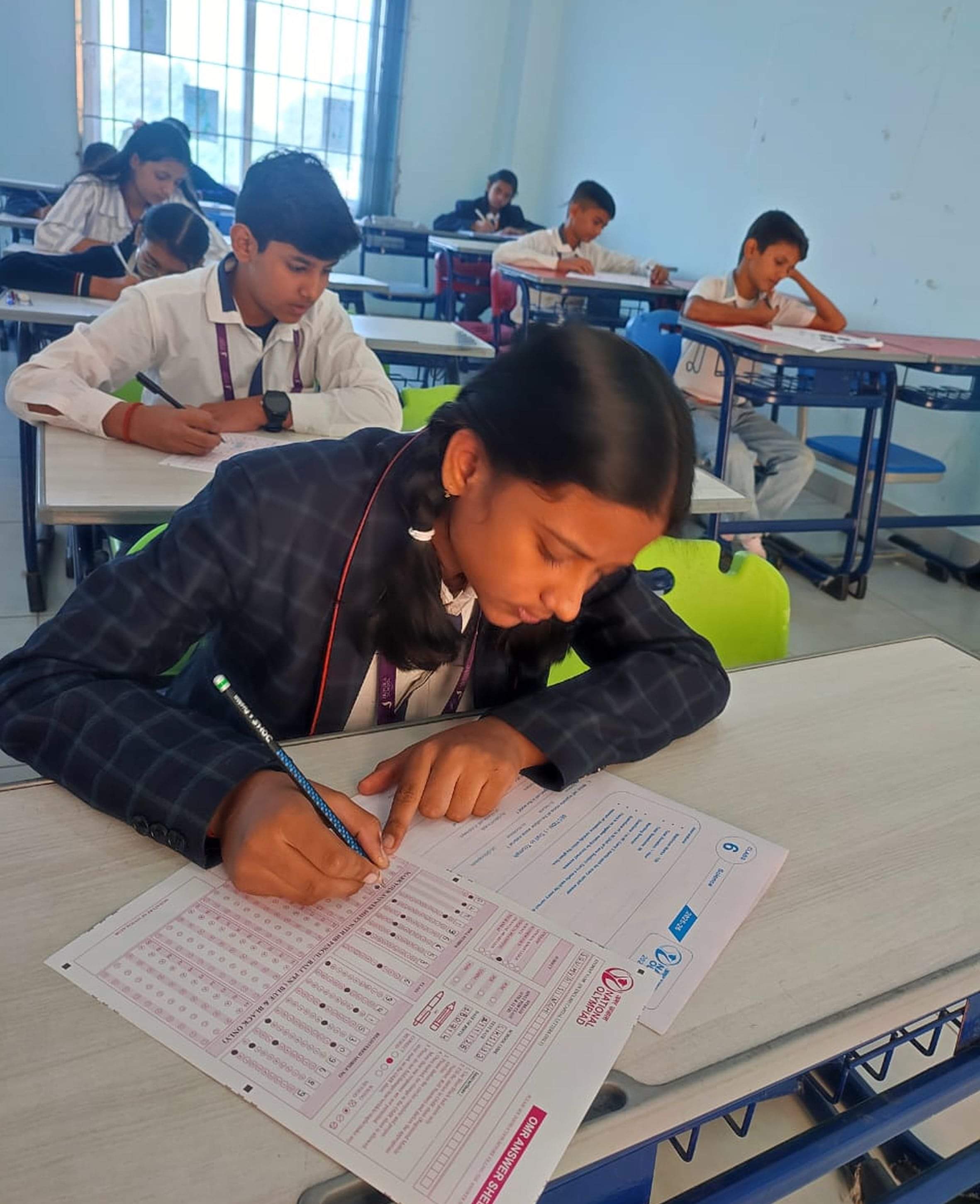 जगदीशपुर के सेठ एमआर जयपुरिया स्कूल में अमर उजाला नेशनल ओलंपियाड परीक्षा देते परीक्षार्थी। संवा