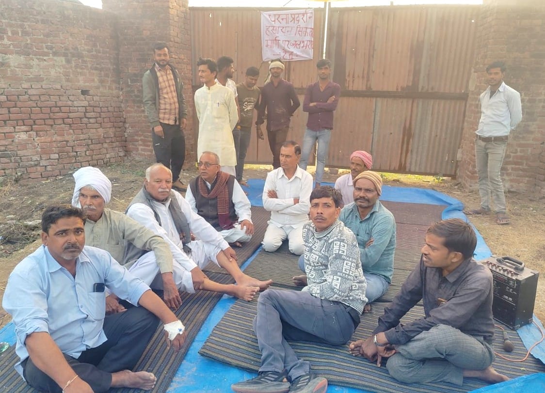 Villagers sitting on dharna in protest against floods. Dialogue