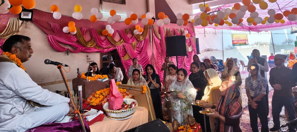 Devotees immersed in devotion, a breeze of knowledge flowed.