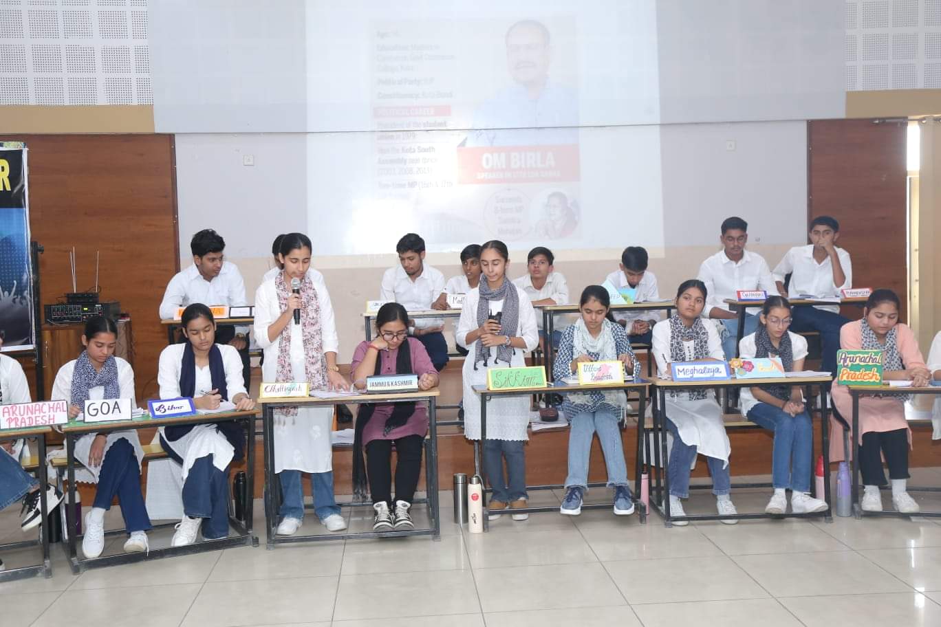 कार्यक्रम में हिस्सा लेते विद्यार्थी। स्कूल