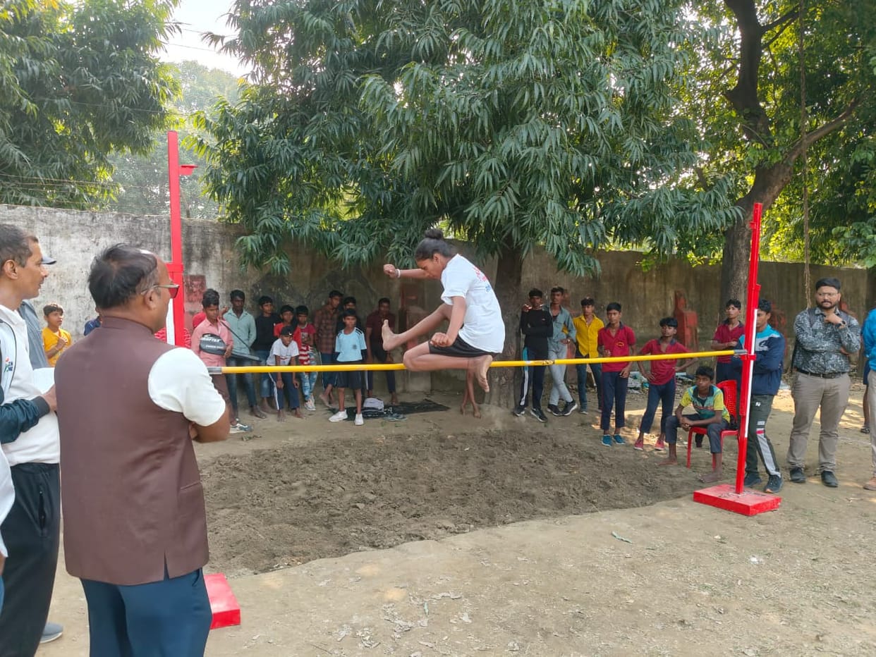 In the 400 meter race, Babli of Deoria was defeated by Sunaina of Maharajganj.
