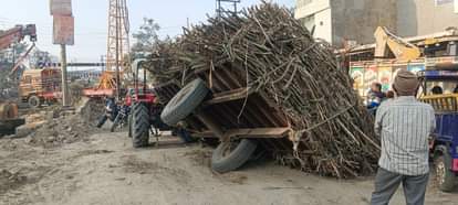 A tractor-trolley loaded with sugarcane overturned at the ROB construction site, causing a traffic jam.