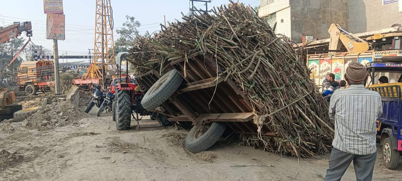 मोदीनगर। हापुड़ मार्ग पर पलटी गंन्नो से भरी ट्राली। संवाद