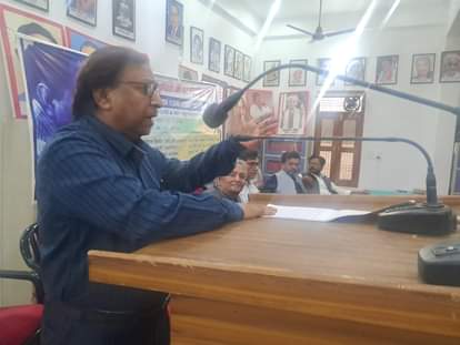 Mohan Rakesh gave a modern touch to plays through his writings.