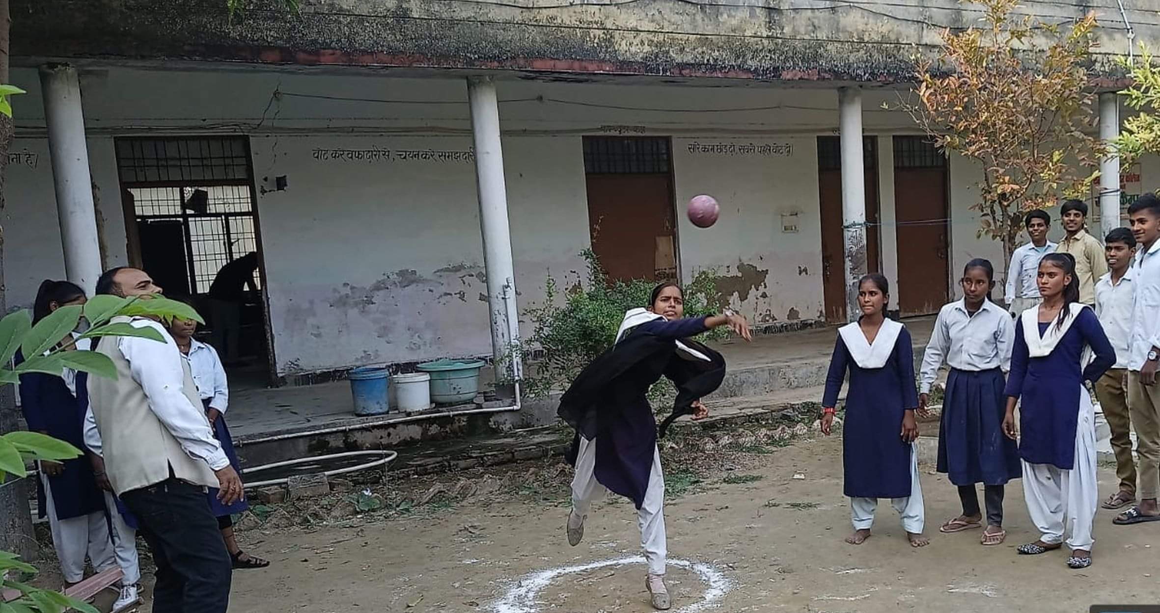  राजकीय इंटर कॉलेज जायस में क्रीड़ा प्रतियोगिता में प्रतिभाग करतीं छात्रा। संवाद