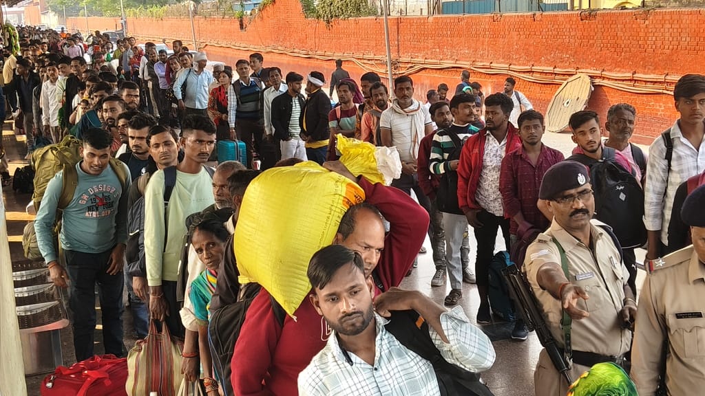 The sleeper coach of Satyagraha is crowded like a general coach...even the passengers sitting in the train are troubled.