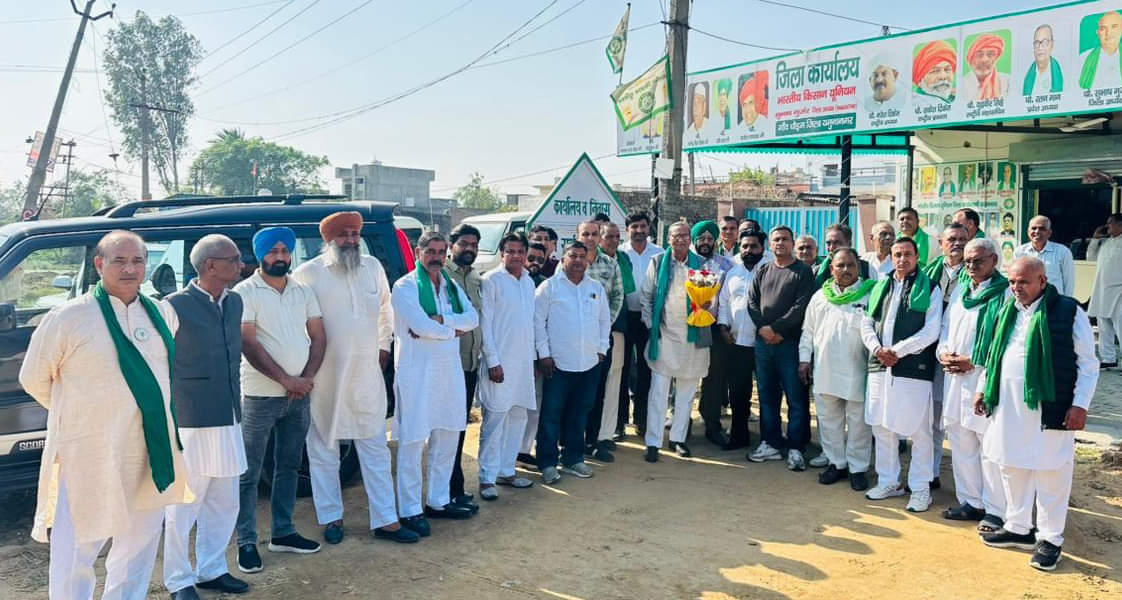 राष्ट्रीय प्रवक्ता राकेश टिकैत का स्वागत करने पहुंचे भाकियू के पदाधिकारी व किसान। प्रवक्ता