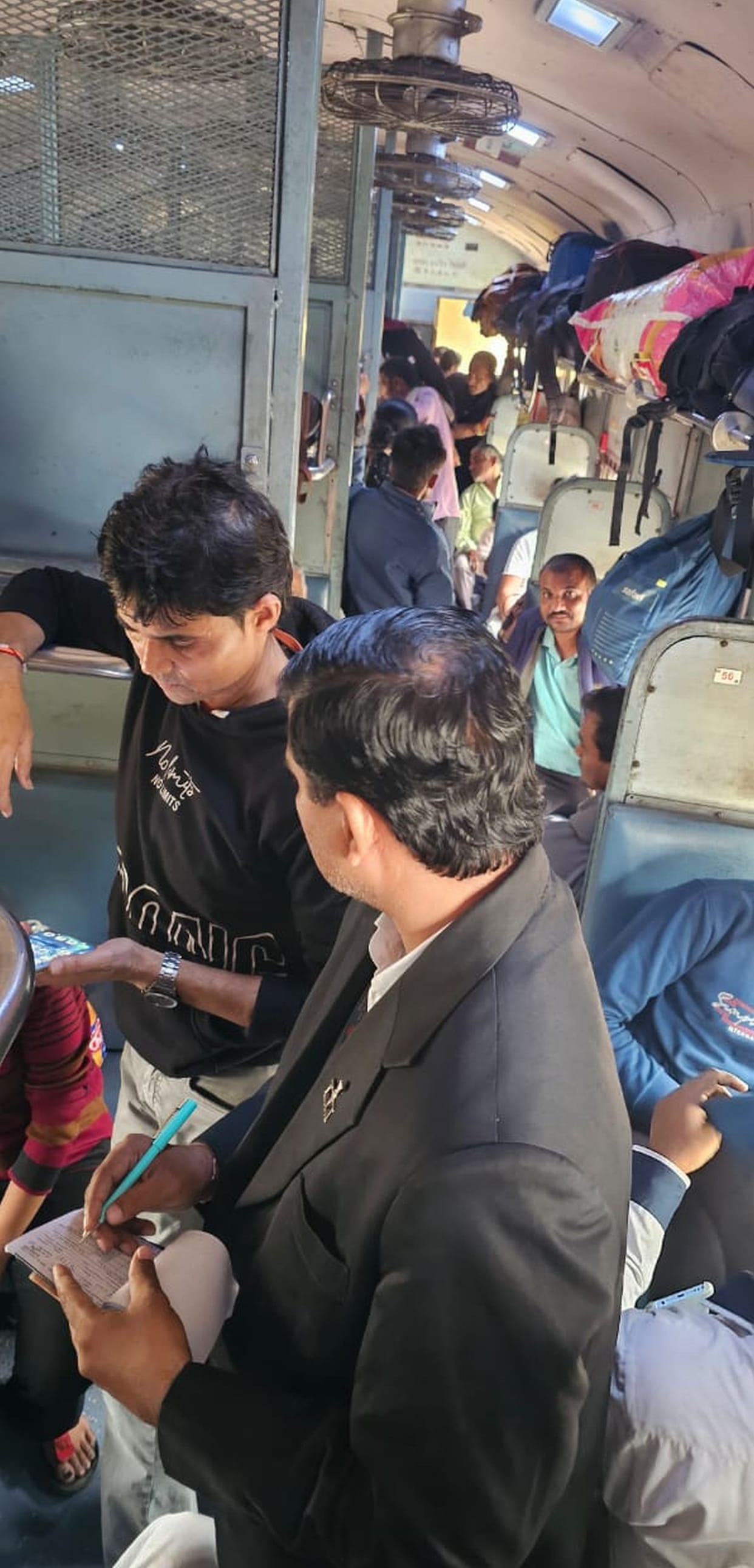 275 passengers in Sabarmati Express without tickets