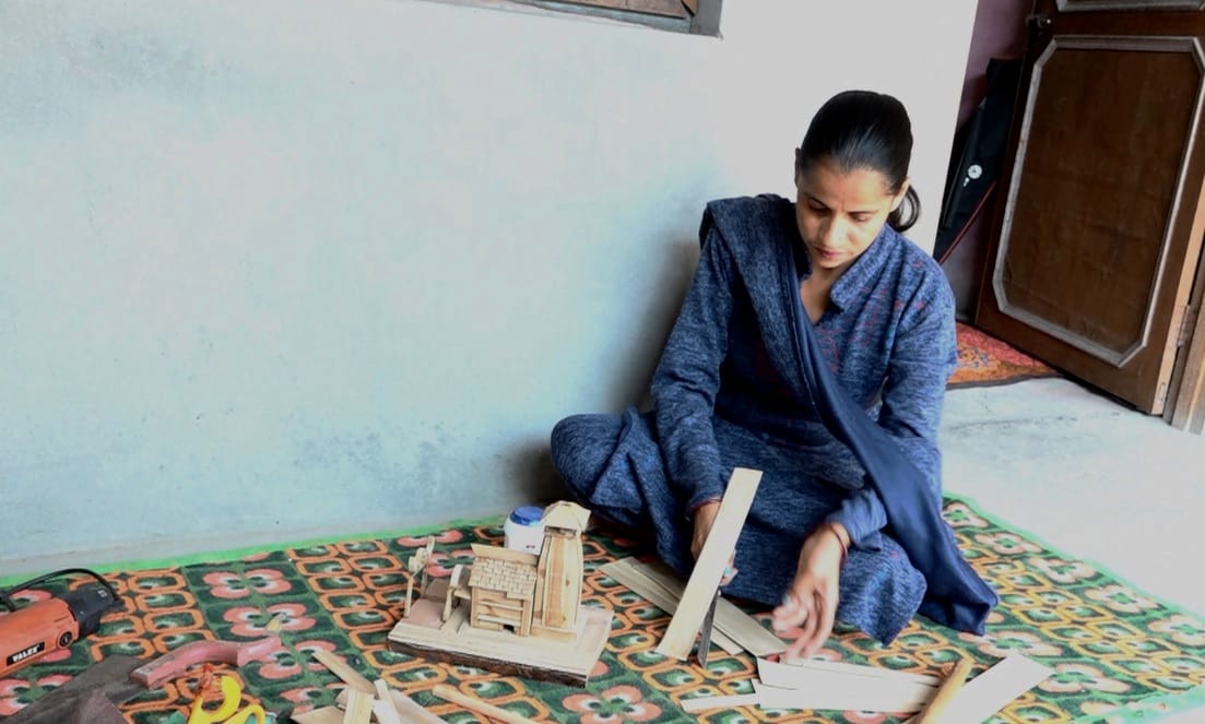 Santosh Kumari wrote a story of self-reliance by shaping bamboo