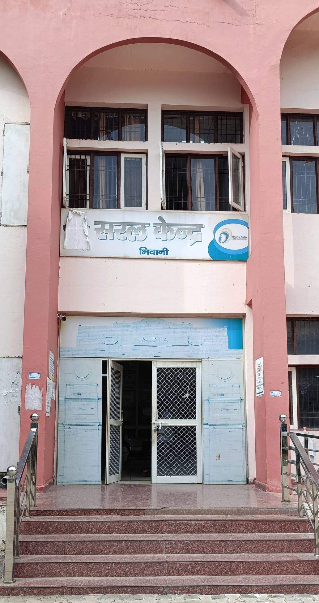 सरल केंद्र का मुख्य द्वार।